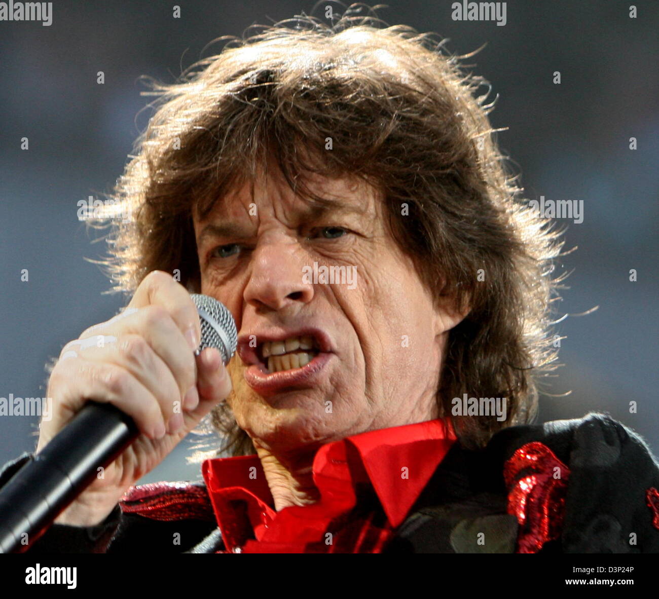 Rolling Stones führen Sänger Mick Jagger Felsen auf der Bühne während der legendären Band "A Bigger Bang" Tour Konzert im Gottlieb-Daimler-Stadion in Stuttgart, Deutschland, Donnerstag, 3. August 2006. Foto: Bernd Weissbrod Stockfoto