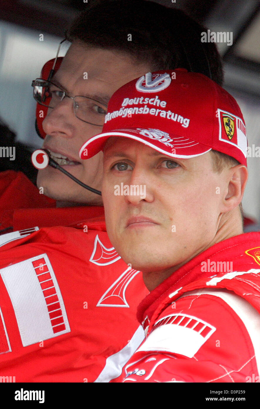 Deutsche Formel1-Fahrer Michael Schumacher (R) Team Scuderia Ferrari und Rennen Ingenieur Chris Dyer Ar während des ersten Trainings des ungarischen Grand Prix 2006 auf dem Hungaroring Rennstrecke in der Nähe von Budapest, Ungarn, Freitag, 4. August 2006 abgebildet. Der Grand Prix stattfindet, kommen Sonntag, 6. August 2006. Foto: Rainer Jensen Stockfoto