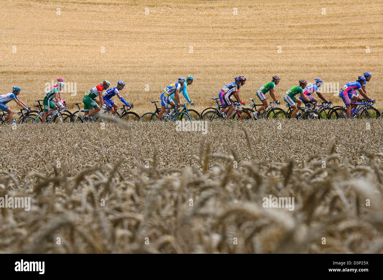 Die Profis fahren auf der 3. Etappe der Deutschland-Rundfahrt zwischen Witzenhausen und Schweinfurt, Deutschland, Freitag, 4. August 2006. Das ProTour Rennen führt über 1390,5 Kilometer von Düsseldorf nach Karlsruhe. Foto: Steffen Kugler Stockfoto