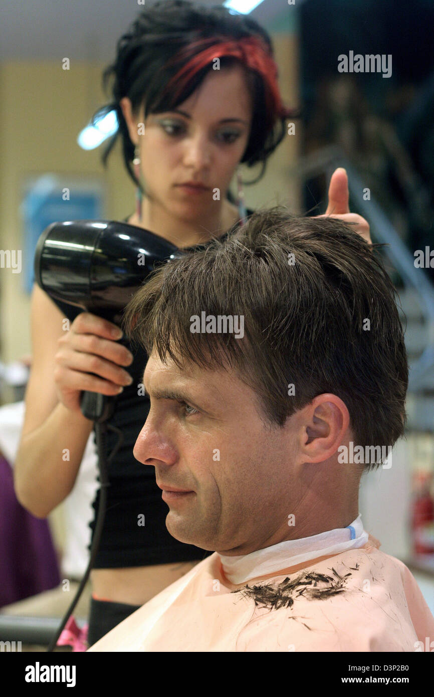 Ein Mann bekommt einen neuen Haarschnitt in einen Friseurladen auf der Insel Ibiza in San Antonio, Spanien, Dienstag, 16. Mai 2006. Foto: Heiko Wolfraum Stockfoto