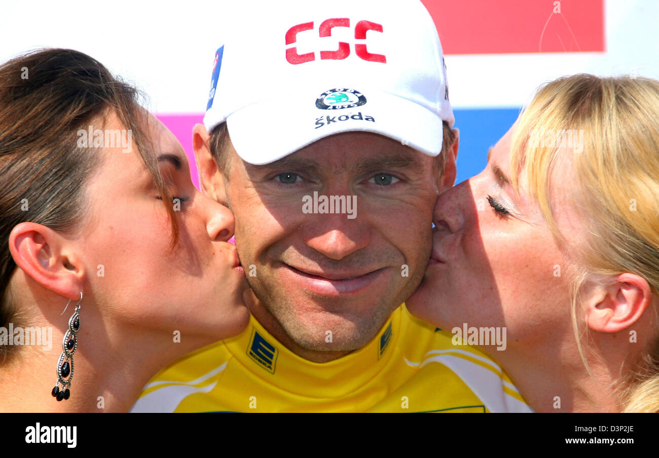 Deutsch Radfahren pro Jens Voigt Team CSC ist nach der achten und letzten Etappe 2006 Deutschland-Tour in Karlsruhe, Deutschland, Mittwoch, 9. August 2006 von zwei Hostessen geküsst wird. Am wichtigsten ist seine Voigt 50. Sieg. Der 34-j hrige gewann drei Etappen während der Tour. Die ProTour führen über 1390,5 Kilometer von Düsseldorf nach Karlsruhe. Foto: Steffen Kugler Stockfoto