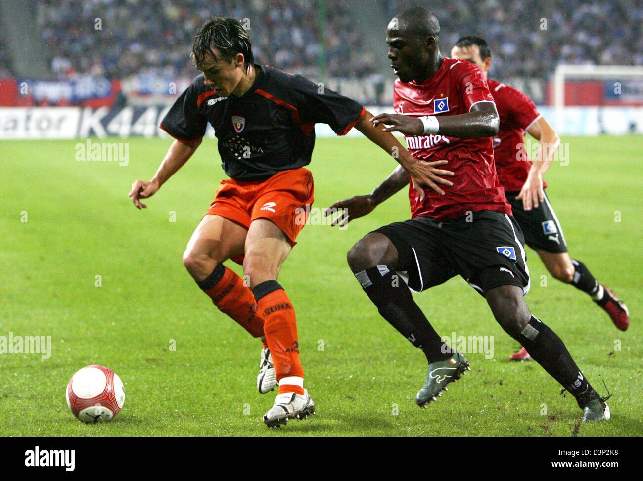 Deutsche Bundesliga-Verein Hamburger SV Guy Demel (R) und CA Osasuna David Lopez Moreno wetteifern um die Kugel während der UEFA Champions League-Qualifikation in der AOL-Arena Stadion, Deutschland, Mittwoch, 9. August 2006. Das Spiel endete mit einem torlosen Remis. Foto: Maurizio Gambarini Stockfoto