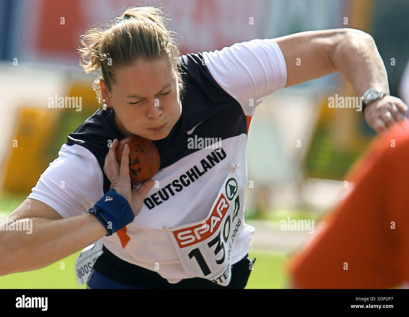 Deutsche Shotputter Nadine Kleinert wirft den Schuss auf das Kugelstoßen Vorläufe des 19. Leichtathletik-Europameisterschaften in Göteborg, Schweden, Freitag, 11. August 2006. Kleinert Finale bereits mit dem ersten Versuch über 18,74 m aufgestiegen. Foto: Kay Nietfeld Stockfoto