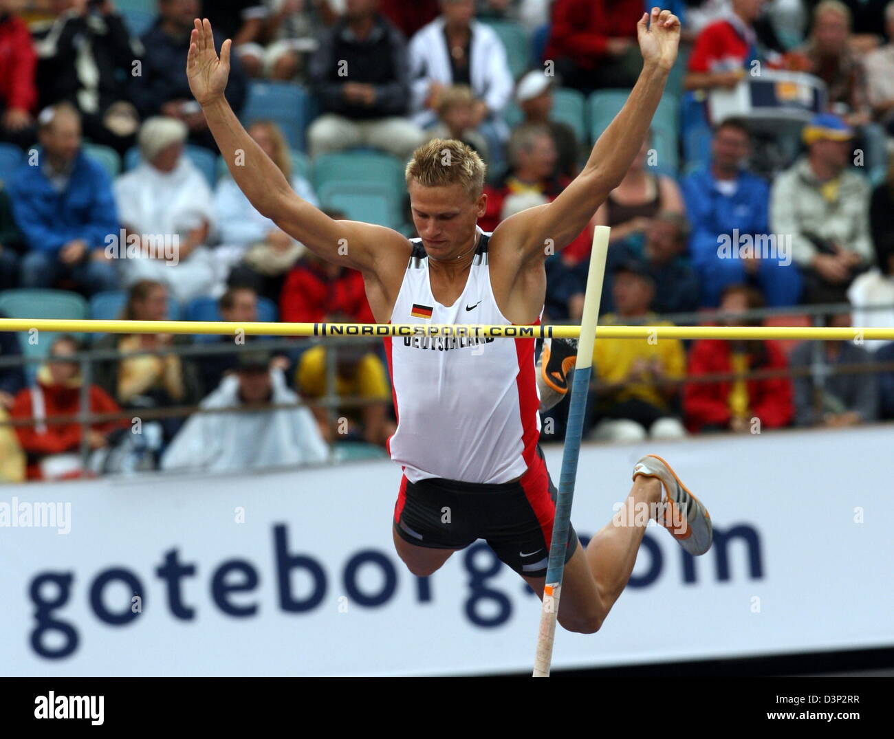 Deutsche Zehnkämpfer Pascal Behrenbruch überfliegt die Bar während den Stabhochsprung-Versuch am 19. Europan-Leichtathletik-Weltmeisterschaft in Göteborg, Schweden, Freitag, 11. August 2006. Foto: Kay Nietfeld Stockfoto