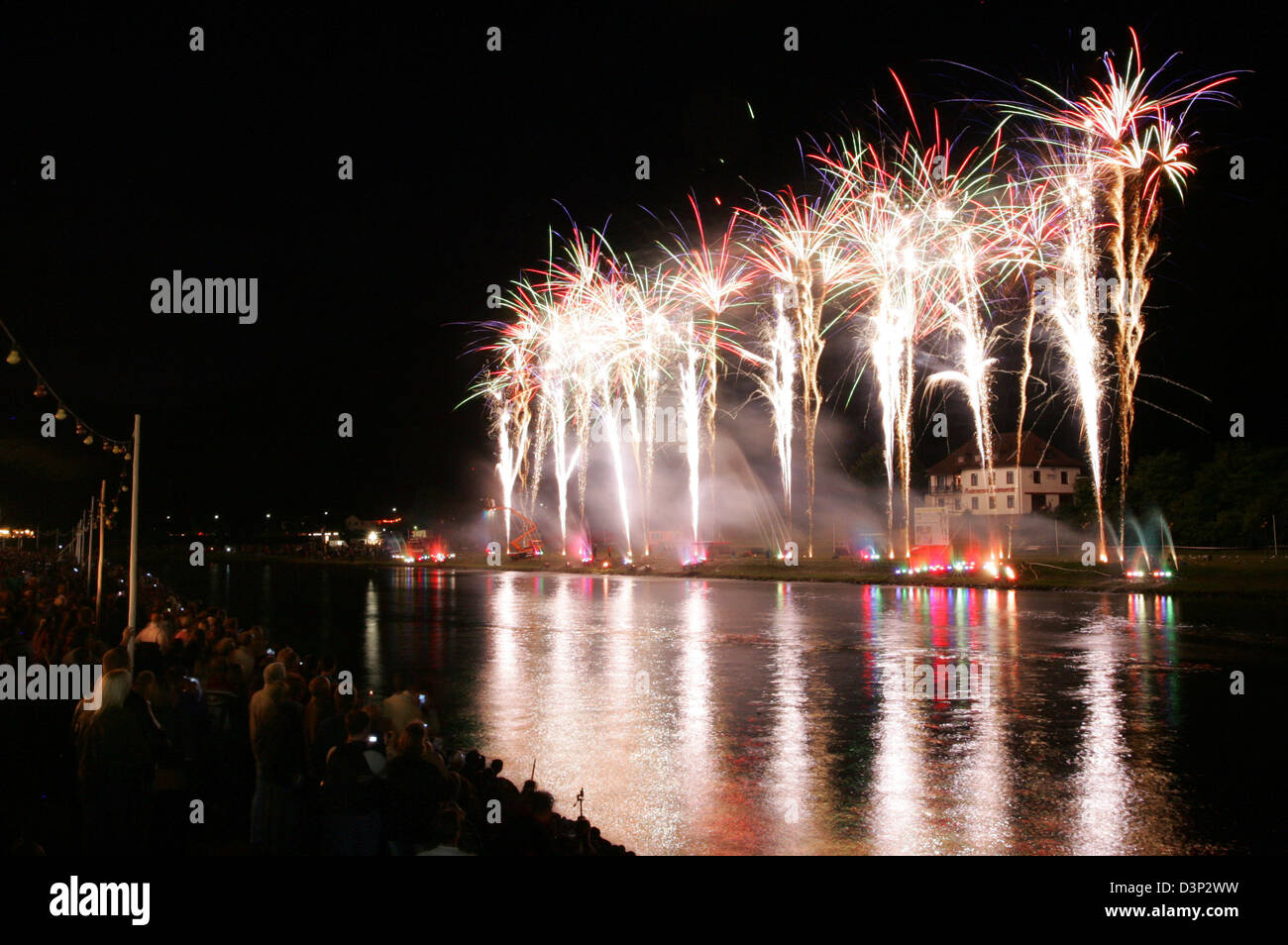 Tausende von Besuchern beobachten die Lichtshow an der Weser in Bodenwerder, Deutschland, Samstag, 12. August 2006. Laut den Organisatoren ist es die größte Show dieser Art mit musikalischer Untermalung in ganz Norddeutschland. 100 Feuerwerkskörper wurden in diesem pyrotechnischen Schauspiel verwendet. Foto: Rainer Jensen Stockfoto