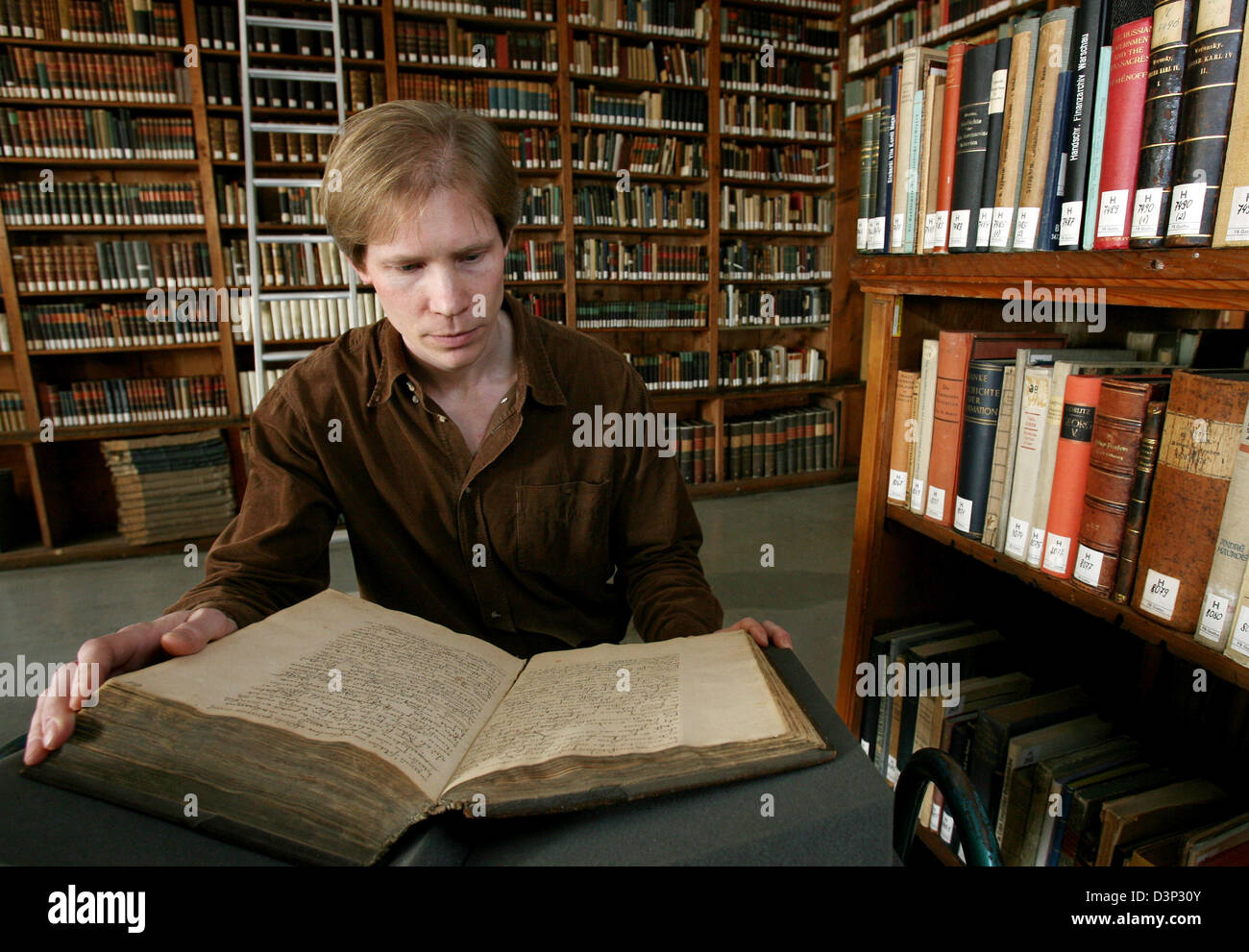 Amerikanische Daniel Gehrt ist im Schloss Friedenstein in Gotha, Deutschland, Donnerstag, 6. April 2006 abgebildet. Seit 15 Jahren arbeitet Gehrt an mittelalterlichen Dateien und Gelehrten Deutsch, alte deutsche und Kirche Latein. Gerth ist jetzt ein Experte für die Geschichte der Reformation. Die Bibliothek umfasst ca. 10,000 Handschriften aus 12 Jahrhunderten unter denen 315 Bände von der Reformation mit Noten von Mar sind Stockfoto