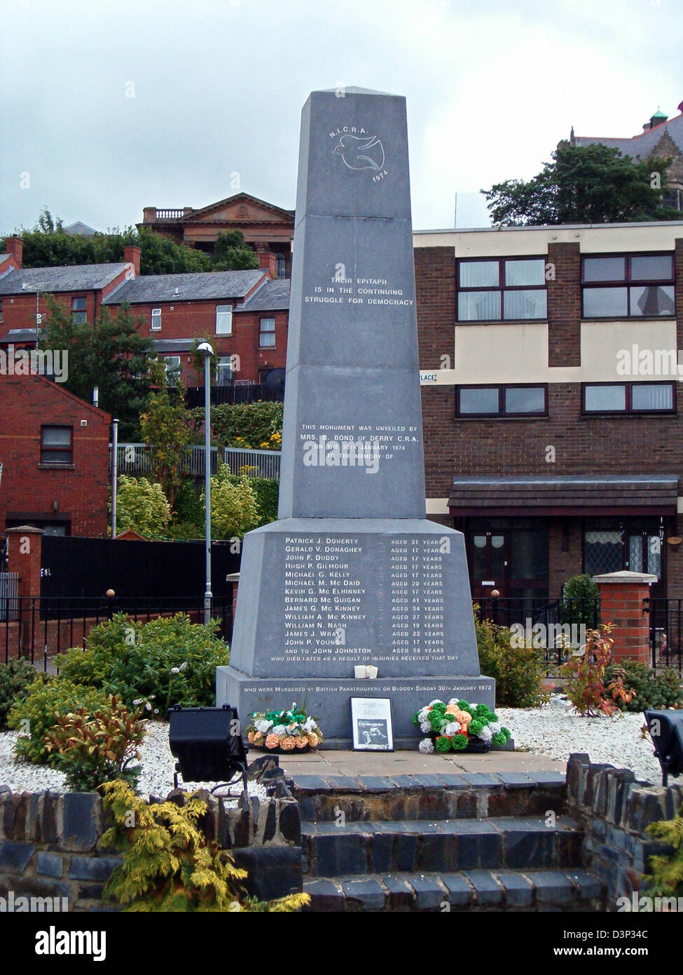 Das Bild zeigt das Denkmal für den "Bloody Sunday" von 1972 in Londonderry, Nordirland, 9. August 2004. 30.000 Menschen nahmen an einer Northern Ireland Civil Rights Association-Marsch, von die viele vermeintliche IRA-Aktivisten aus dem Viertel erklärt "Free Derry", 30. Januar 1972 waren. Die britischen Fallschirmjäger-Regiment unterdrückt den Aufstand, 15 Irish Civil Rights Demonstranten töten. Die dem Stockfoto