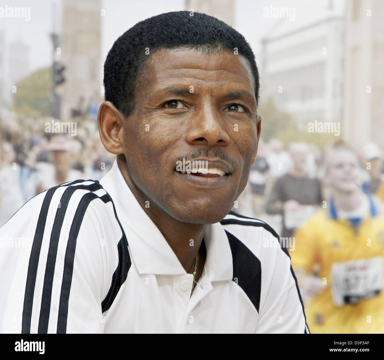 Äthiopische Langstrecken Sterne Läufer Haile Gebrselassie lächelt während einer Pressekonferenz für den 33. Berlin-Marathon in Berlin, Deutschland, Montag, 21. August 2006. Gebrselassie tritt das Rennen um den Jackpot der World Marathon Majors (WMM) an die "real,-Berlin-Marathon" am 24. September. Berlin wird die erste der drei WMM-Rennen im Herbst sein. Es folgen die Ch Stockfoto