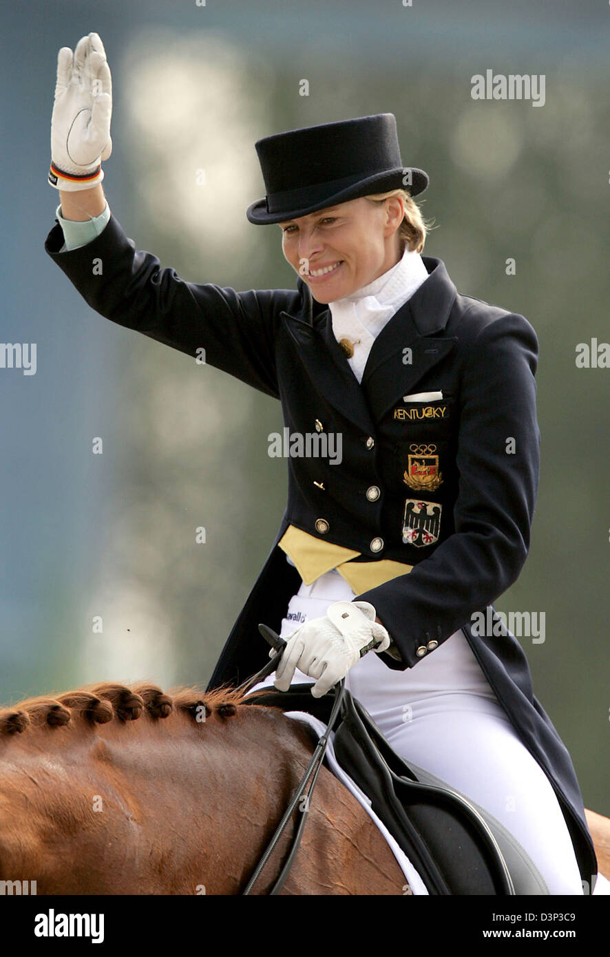 Deutsche Dressurreiterin Nadine Capellmann freut sich nach Beendigung ihrer Fahrt auf ihrem Pferd 'Elvis VA' während des ARAG Grand Prix bei den FEI World Equestrian Games Aachen 2006 in Aachen, Deutschland, Mittwoch, 23. August 2006. Die Spiele laufen am vergangenen Sonntag begann und bis 03 September laufen. Foto: Oliver Berg Stockfoto Deutsche Dressurreiterin Nadine Capellmann freut sich nach Beendigung ihrer Fahrt auf ihrem Pferd 'Elvis VA' während des ARAG Grand Prix bei den FEI World Equestrian Games Aachen 2006 in Aachen, Deutschland, Mittwoch, 23. August 2006. Die Spiele laufen am vergangenen Sonntag begann und bis 03 September laufen. Foto: Oliver Berg Stockfoto