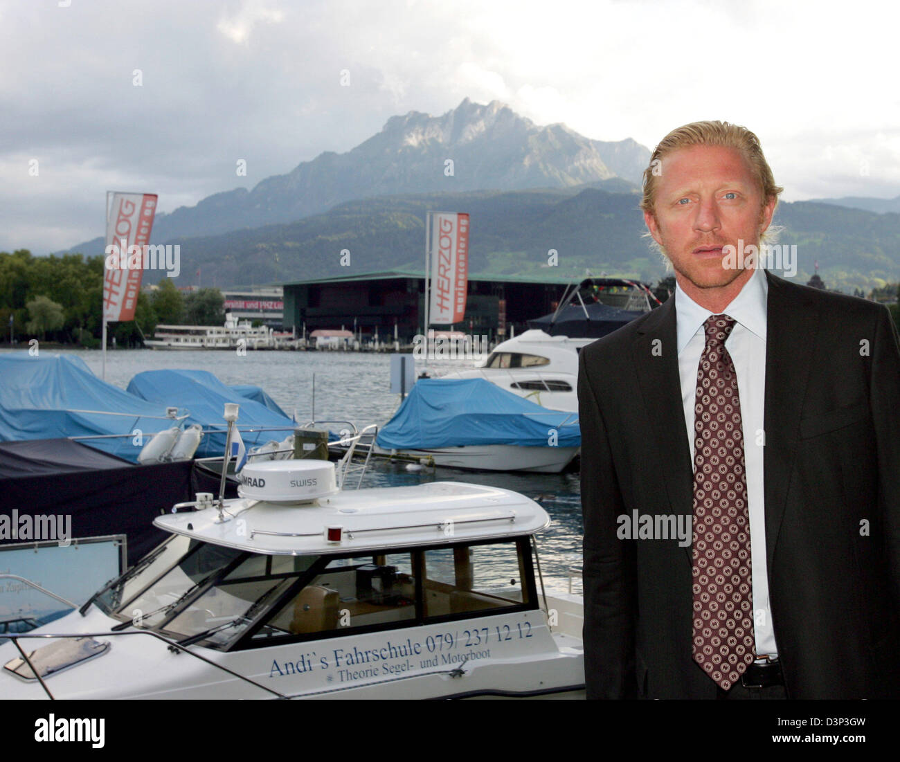 Ehemaliger Tennis pro Boris Becker steht vor dem Vierwaldstättersee (Vierwaldstättersee) in Luzern, Schweiz, Donnerstag, 24. August 2006. Mutter wird heute Abend, vor einem Publikum von 200 Gästen führen, während Becker am Freitag mit anderen Buletten Golf spielen wird. Der Erlös von 80.000 Franken (etwa 50.600 Euro) werden die Anne-Sophie Mutter Stiftung und der Cleven aufzuteilenden Stockfoto
