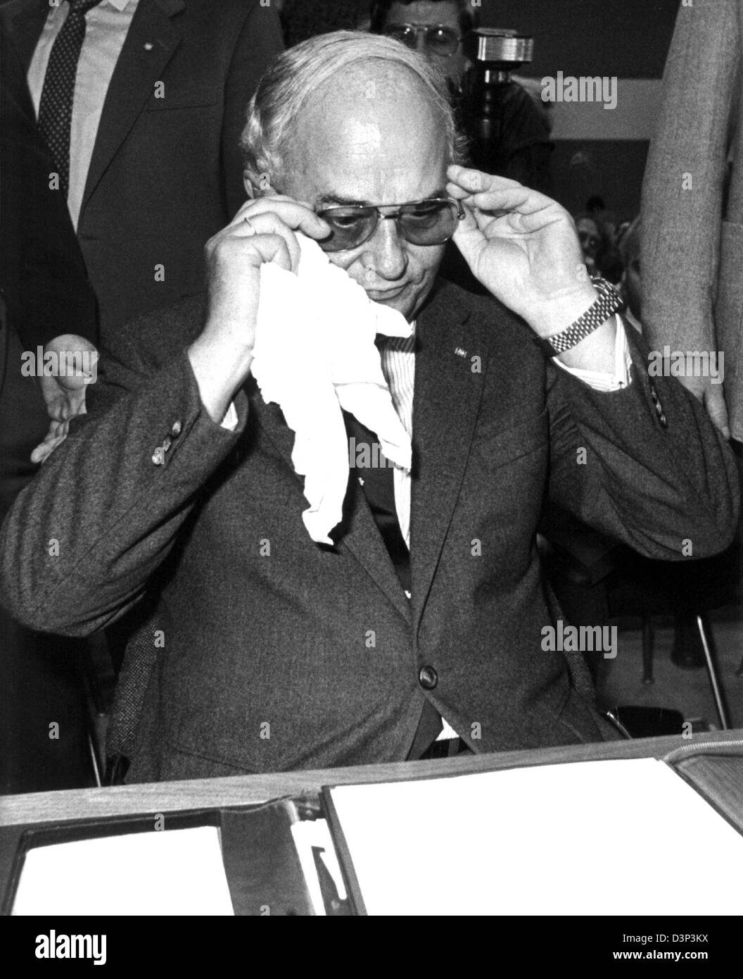 (Dpa-Datei) Rainer Barzel (CDU) dient als Zeuge für die parlamentarische Untersuchungskommission auf den "Flick-Fall" im Bundestag in Bonn, Deutschland, 24 Oktober 1984. Der ehemalige CDU-Vorsitzende (1971-1973) starb nach langer und schwerer Krankheit im Alter von 82. Von 1983 bis 1984 war er Vorsitzender des Deutschen Bundestages. Foto: Heinrich Sanden Stockfoto