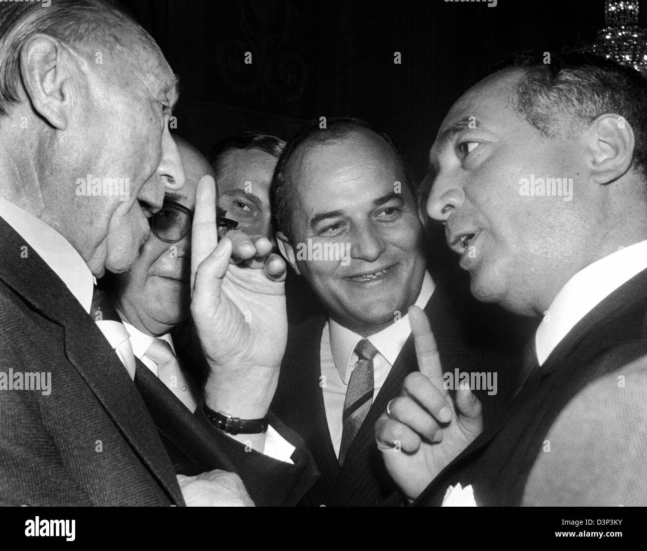 (Dpa-Datei) Rainer Barzel (CDU, C) spricht mit ehemaligen Bundeskanzler Adenauer (CDU, L) und der FDP-Politiker Erich Mende in Deutschland, 1965. Der ehemalige CDU-Vorsitzende (1971-1973) starb nach langer und schwerer Krankheit im Alter von 82. Von 1983 bis 1984 war er Vorsitzender des Deutschen Bundestages. Foto: Alfred Hennig Stockfoto