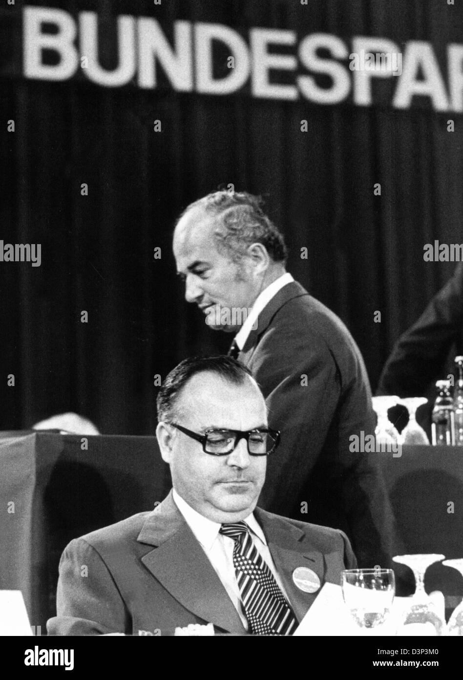 (Dpa-Datei) Rainer Barzel (CDU, Hintergrund) geht vorbei hinter der einzige Kandidat für seine Nachfolge Helmut Kohl auf dem CDU-Parteitag in Bonn, Deutschland, 12. Juni 1973. Der ehemalige CDU-Vorsitzende (1971-1973) starb nach langer und schwerer Krankheit im Alter von 82. Von 1983 bis 1984 war er Vorsitzender des Deutschen Bundestages. Foto: Dpa Stockfoto