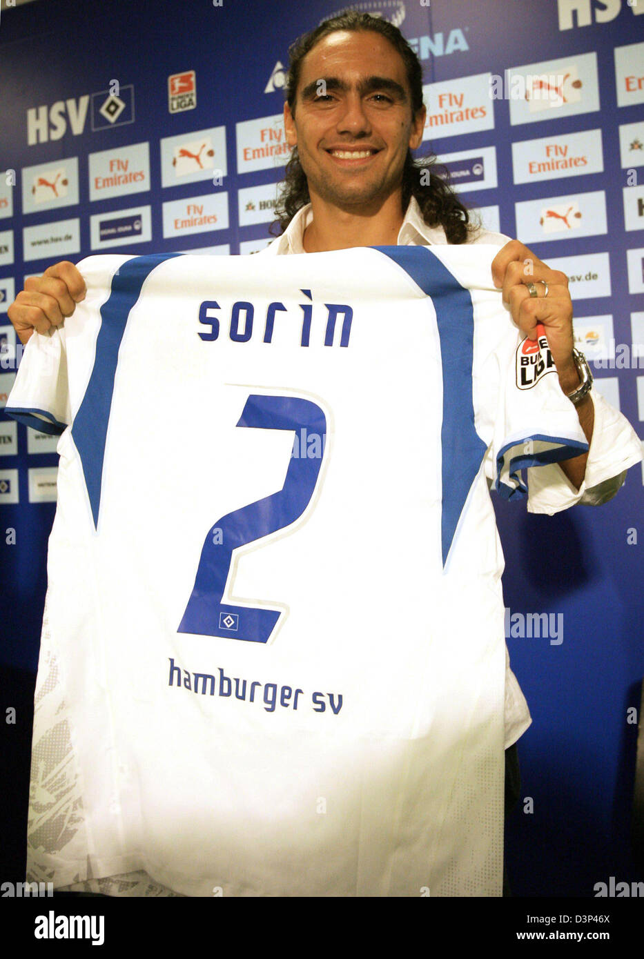 Argentinien-Kapitän Juan Pablo Sorin präsentiert eine Hamburger SV (HSV)- Trikot mit seinem Namen auf der Rückseite während einer Pressekonferenz in  Hamburg, Deutschland, Mittwoch, 30. August 2006. Der Bundesliga-Verein  unterzeichnet die 30 Jahre alte