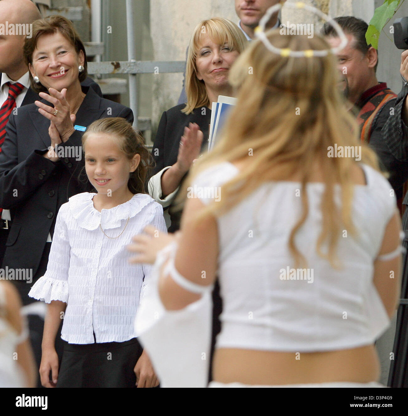 Eva Köhler (L), UNICEF-Schirmherrin und Gattin des Bundespräsidenten, und Yekaterina Yushchenko (C), Frau des Ukrainan Präsidenten, genießen Sie eine Tanz-Performance in einem Straßenkinder-Zentrum von Odessa, Ukraine, Dienstag, 1. August 2006. Frau Koehler informierte sich über die Situation von benachteiligten Kindern während ihrer einwöchigen Reise nach Moldawien und der Ukraine besuchen UNICEF Projekte zur Unterstützung der AIDS-Prävention Stockfoto