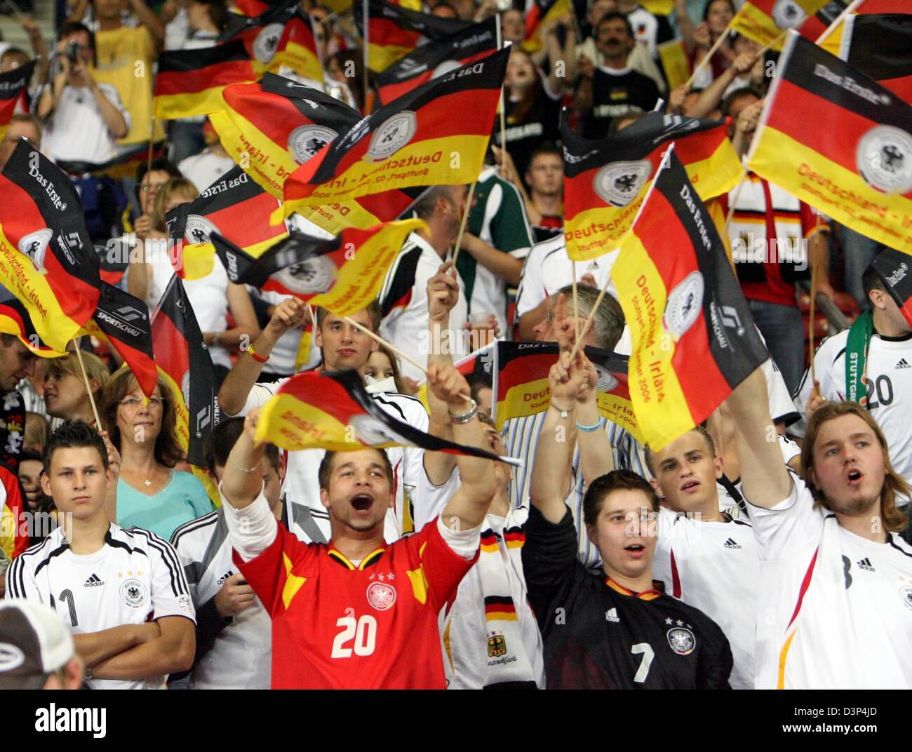Deutsche Fußball-Fans begrüßen die Spieler der Euro 2008-Qualifikation ...