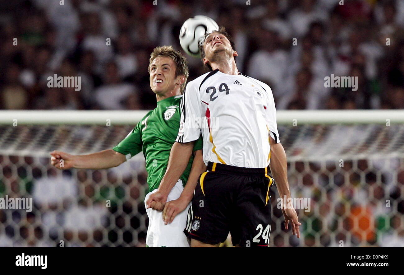 Deutsche internationale Manuel Friedrich (R) und Irish Kevin Doyle spielen Überschrift Duell während der Euro2008 Qualifikationsspiel Deutschland Vs Irland in der Gottlieb-Daimler-Stadion Stuttgart, Deutschland, 2. September 2006. Foto: Matthias Schrader Stockfoto