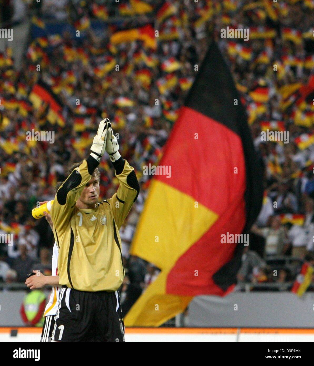 Deutsche Torwart Jens Lehmann dankt den Fans nach der Euro 2008-Qualifikation Deutschland Vs Irland in der Gottlieb-Daimler-Stadion Stuttgart, Deutschland, 2. September 2006. Deutschland besiegt Irland 1: 0. Foto: Bernd Weissbrod Stockfoto