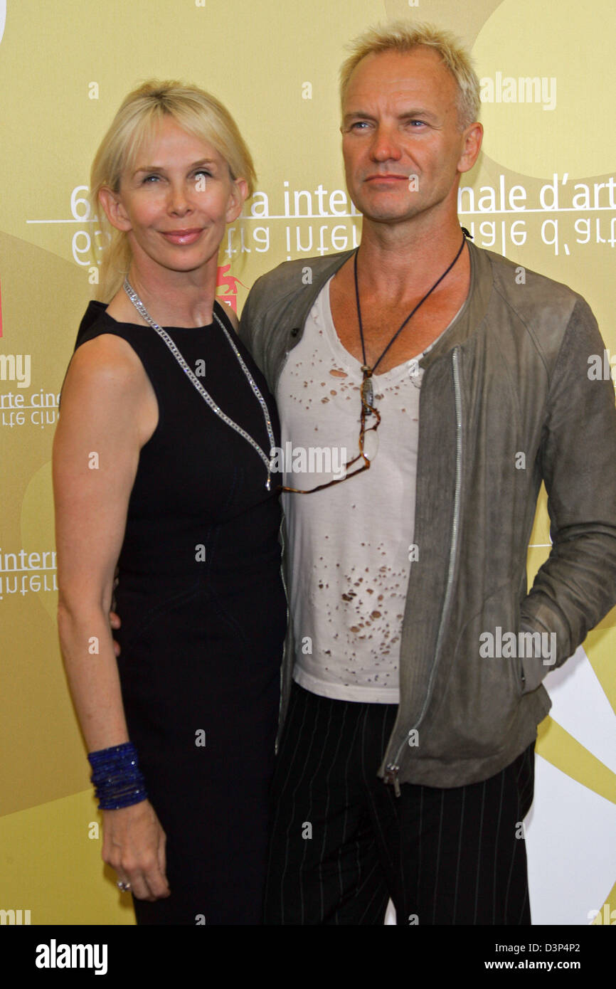 Britischer Musiker, Schauspieler und Produzent Sting (R) und seine Frau, Schauspielerin und Produzent Trudie Styler Lächeln für die Kameras bei einem Fototermin für ihren Film "A Guide zu erkennen Ihre Heiligen" bei den 63. Filmfestspielen in Venedig, Italien, Sonntag, 3. September 2006. Foto: Hubert Boesl Stockfoto