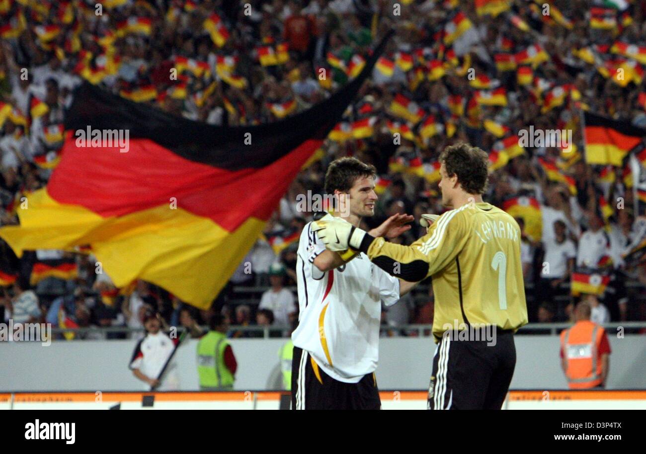 Deutscher Fußball-Nationalspieler Arne Friedrich (L-R) und Jens Lehmann gratulieren einander nach der Euro2008-Qualifikationsspiel zwischen Deutschland und Irland im Gottlieb Daimler Stadion in Stuttgart, Deutschland, 2. September 2006. Deutschland gewann mit 1:0. Foto: Ronald Wittek Stockfoto