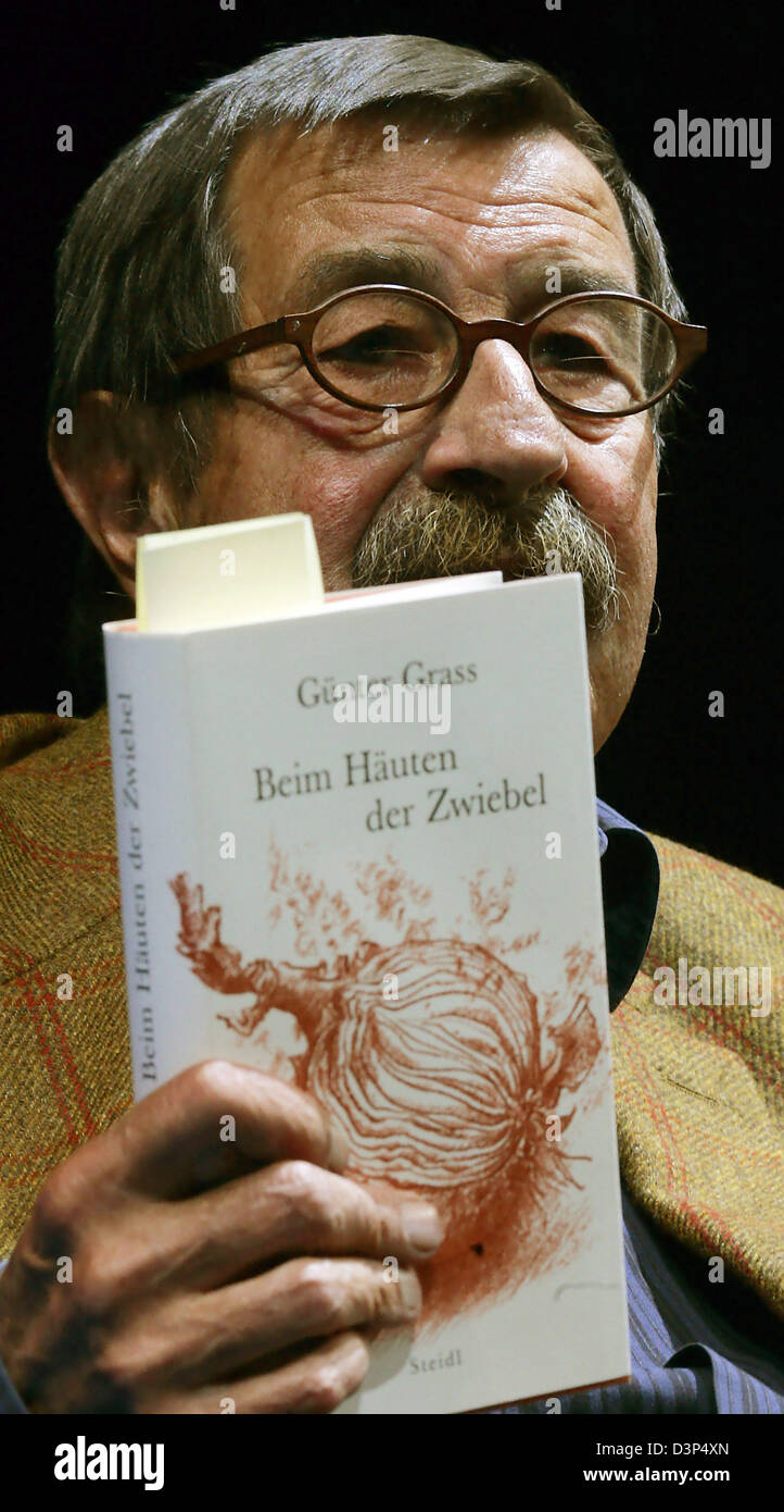 Deutsche Schriftsteller Guenter Grass zeigt seinem autobiographischen Buch "Zwiebel schälen" bei der Präsentation in Berlin, Deutschland, Montag, 4. September 2006. Er vollstreckt seine Haltung, sich trotz der Kritik stieß auf seine Art und Weise frei auszusprechen. Grass bilden Bestandteil der Waffen-SS im zweiten Weltkrieg, wie er in seinem Buch zugibt. Foto: Michael Hanschke Stockfoto
