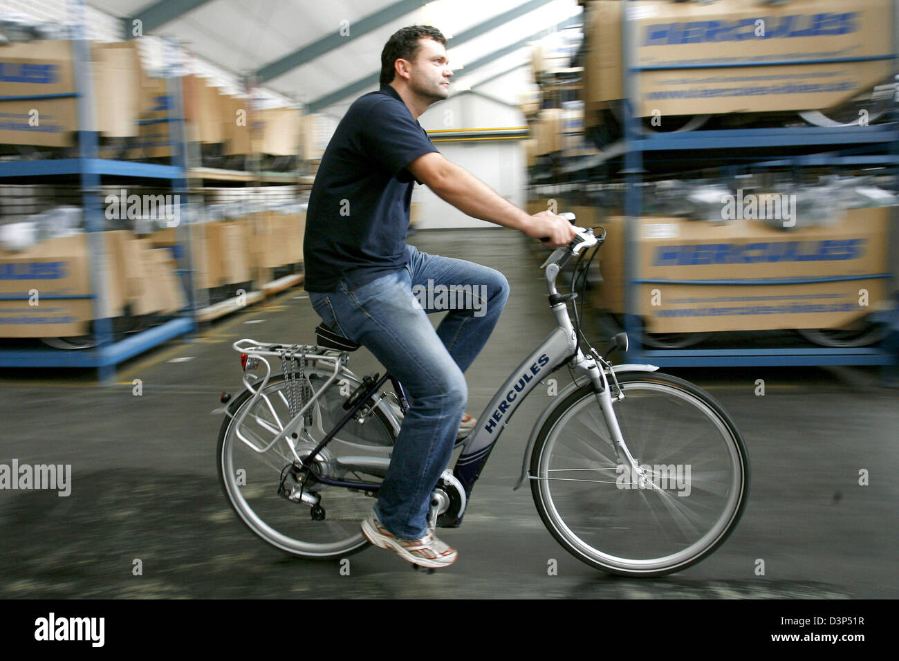 Das Foto zeigt einen Mitarbeiter des Herstellers Fahrrad Hercules Hercules  Fahrrad an die Firma Distributionszentrum in Neuhof eine der Zenn in der  Nähe von Nürnberg, Deutschland, 25. August 2006. Herkules gehört der