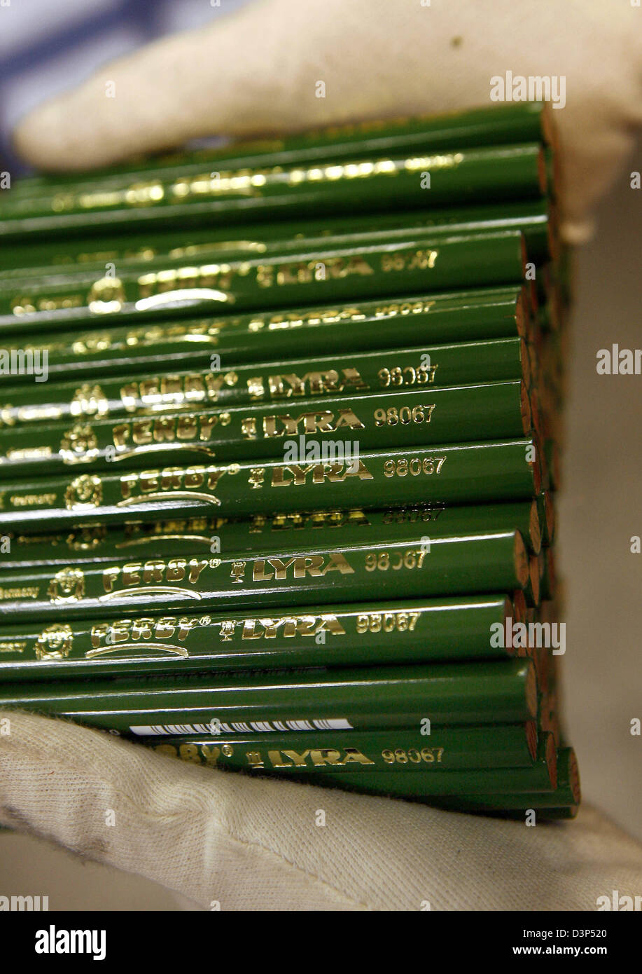 Ein Mitarbeiter des Herstellers Stift Lyra zeigt Bleistifte in der Firma in Nürnberg, 18. August 2006. Mit einer Jahresproduktion von 45 Millionen Stifte ist Lyra der kleinste Spieler in der Nürnberger schreiben Utensil Industrie mit Marken wie Faber-Castell, Staedtler und Schwan-Stabilo. Foto: Daniel Karmann Stockfoto