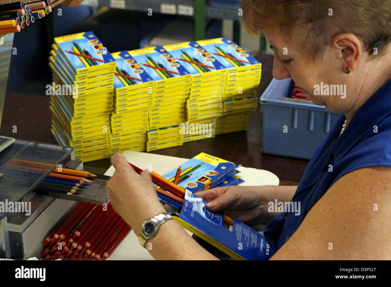 Angestellter der Stift Produzent Lyra Packungen Buntstifte in Boxen Nürnberg, 18. August 2006. Mit einer Jahresproduktion von 45 Millionen Pensm ist Lyra der kleinste Spieler in der Nürnberger schreiben Utensil Industrie mit Marken wie Faber-Castell, Staedtler und Schwan-Stabilo. Foto: Daniel Karmann Stockfoto Angestellter der Stift Produzent Lyra Packungen Buntstifte in Boxen Nürnberg, 18. August 2006. Mit einer Jahresproduktion von 45 Millionen Pensm ist Lyra der kleinste Spieler in der Nürnberger schreiben Utensil Industrie mit Marken wie Faber-Castell, Staedtler und Schwan-Stabilo. Foto: Daniel Karmann Stockfoto