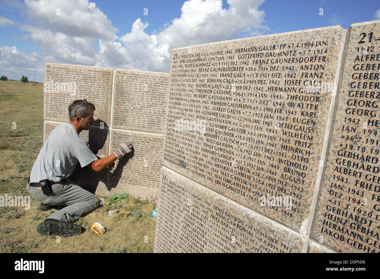 Valery Ilin reinigt einen Granit Cube lesen die Namen der deutschen WWII Soldaten fehlt in Aktion auf dem Soldatenfriedhof Rossoshka in der Nähe von Wolgograd, Russland, Freitag, 8. September 2006. Die Namen von mehr als 100.000 WWII Soldaten vermisst seit der Schlacht von Stalingrad sind auf die 107 Granit Cubes eingraviert. Die Gedenkstätte gebaut von der deutschen Gräber Agentur ' V Stockfoto