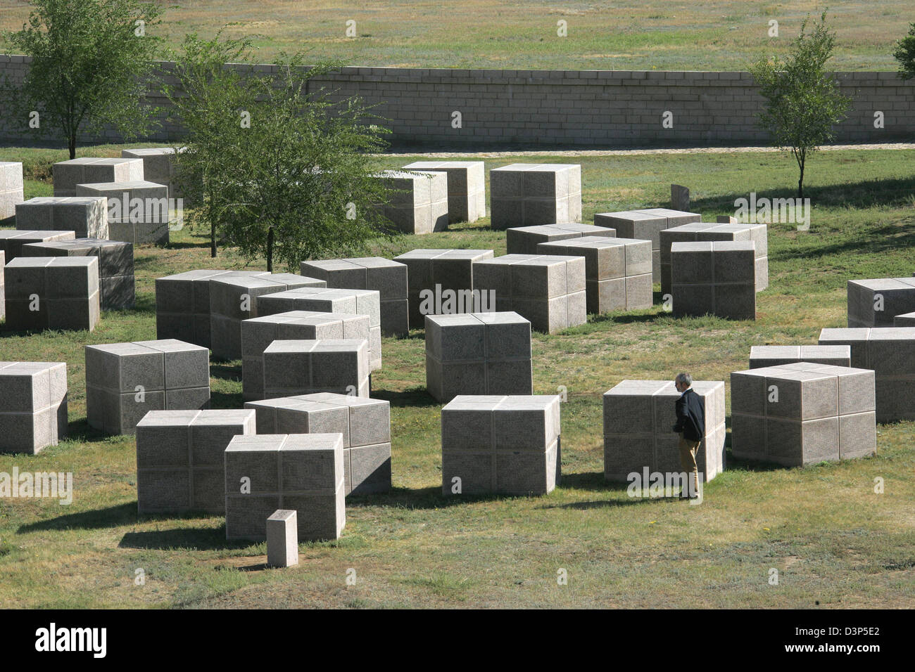 Der Granit Würfel las die Namen der deutschen WWII Soldaten fehlt in Aktion auf dem Soldatenfriedhof Rossoshka in der Nähe von Wolgograd, Russland, Freitag, 8. September 2006. Die Namen von mehr als 100.000 WWII Soldaten vermisst seit der Schlacht von Stalingrad sind auf die 107 Granit Cubes eingraviert. Die Gedenkstätte gebaut von der deutschen Gräber Agentur "Voksbund Deutscher K Stockfoto