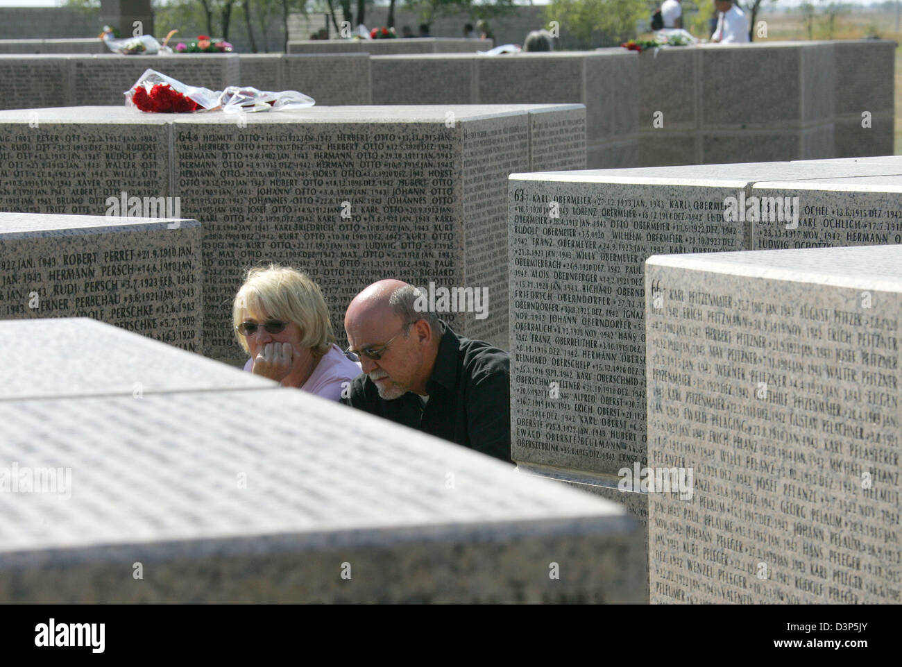 Menschen trauern um die Granit-Gedenksteine auf dem Soldatenfriedhof für deutsche Soldaten in Rossoschka bei Wolgograd (ehemals Stalingrad), Russische Föderation, Samstag, 9. September 2006. An diesem Tag wurde der Friedhof eingeweiht. Foto: Uwe Zucchi Stockfoto