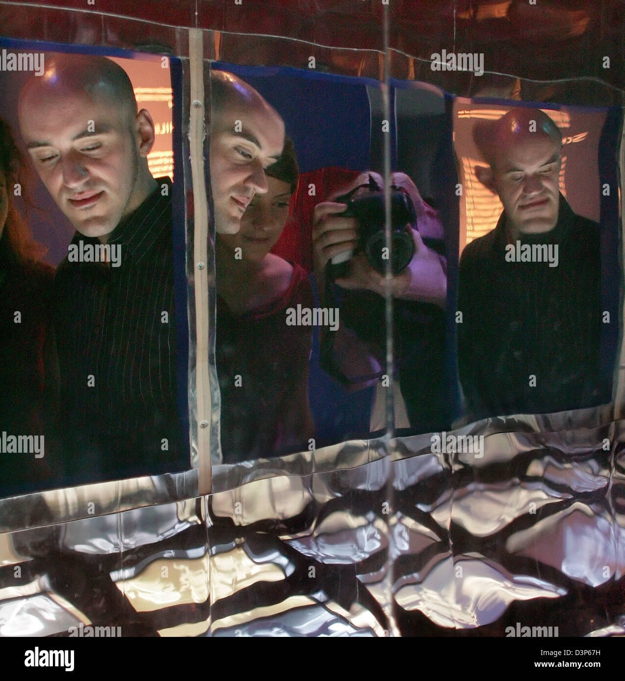 Ein Besucher schaut geloopt Filmsequenzen des Kunstwerks "Virgine Machine" in einer Spiegelgalerie im Museum für Film und Fernsehen in Berlin, Mittwoch, 13. September 2006. Die Sonderausstellung 'Kino im Kopf - Psychologie und Film seit Sigmund Freud' ist bis 7. Januar 2007 geöffnet. Es vereint Exponate der Museen Freud in Wien und London. Foto: Soeren Stache Stockfoto