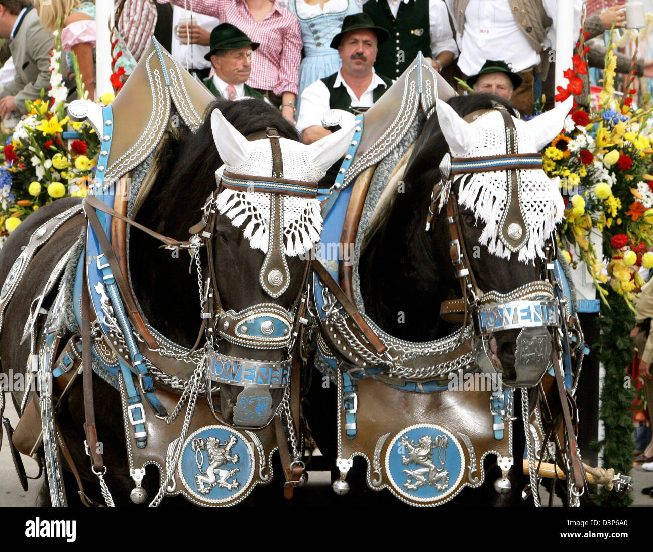 Gastgeber und Kellner geben Sie ihre Pavillons auf geschmückten Wagen während der feierlichen Eröffnung der 173. "Oktoberfest" in München, Deutschland, Samstag, 16. September 2006. Das Oktoberfest, das weltweit größte folk fest, dauert 18 Tage. 6 Millionen Besucher werden erwartet, an der Veranstaltung teilnehmen. Foto: Frank Maechler Stockfoto