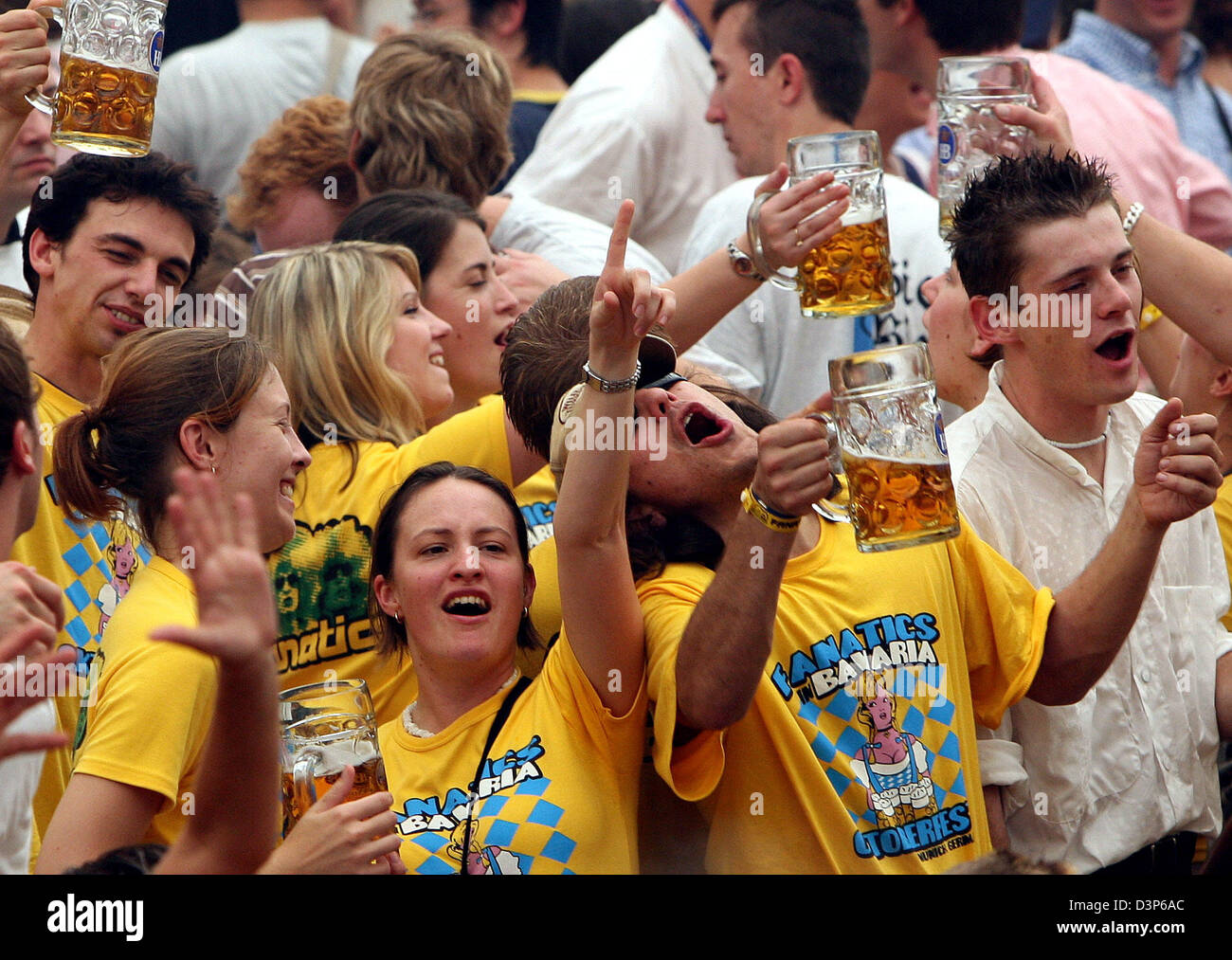 "Wiesn" Besucher feiern mit Bierkrügen auf dem 173. "Oktoberfest", das Oktoberfest in München, Deutschland, Samstag, 16. September 2006. Das weltweit größte Volksfest eröffnet mit traditionellen Schrei des Bürgermeisters "Ozapft is" (Bayerisches für "zeichnen") auf 12:00. Foto: Andreas Gebert Stockfoto