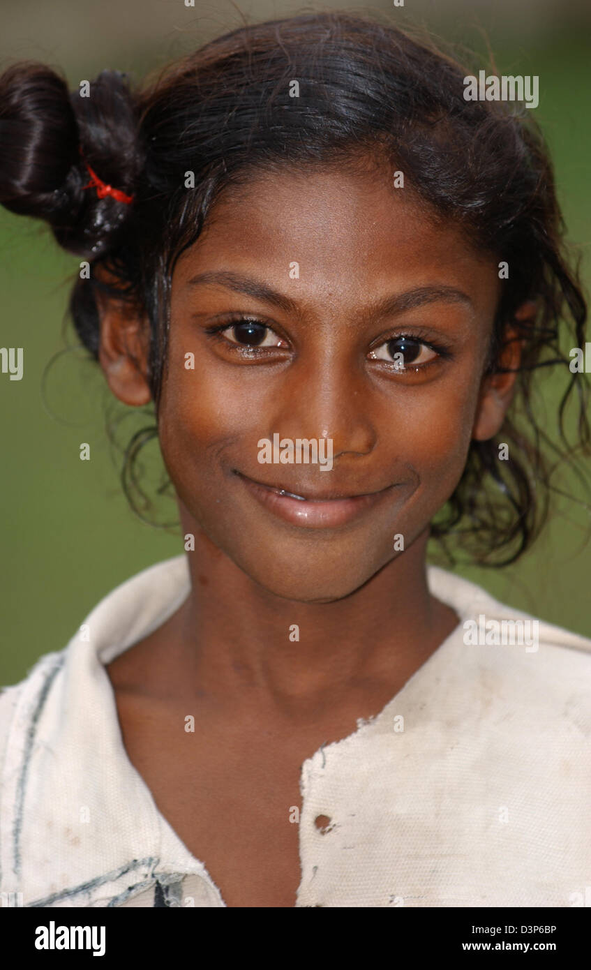 (Dpa-Datei) - das Bild zeigt einen kleiner Junge mit seinem hören in einem Brötchen an der Seite seines Kopfes in einem abgelegenen Dorf in der Nähe von Chandrapur, Indien, 2. Juli 2006. Foto: Wolfgang Langenstrassen Stockfoto