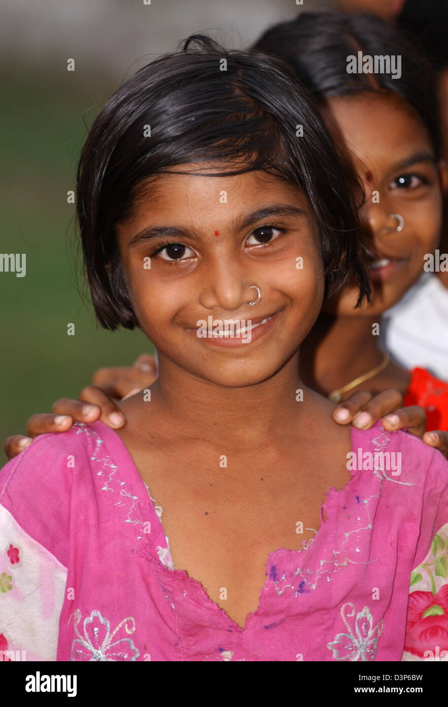 (Dpa-Datei) - das Bild zeigt ein junges Mädchen in einem abgelegenen Dorf in der Nähe von Chandrapur, Indien, 2. Juli 2006. Foto: Wolfgang Langenstrassen Stockfoto