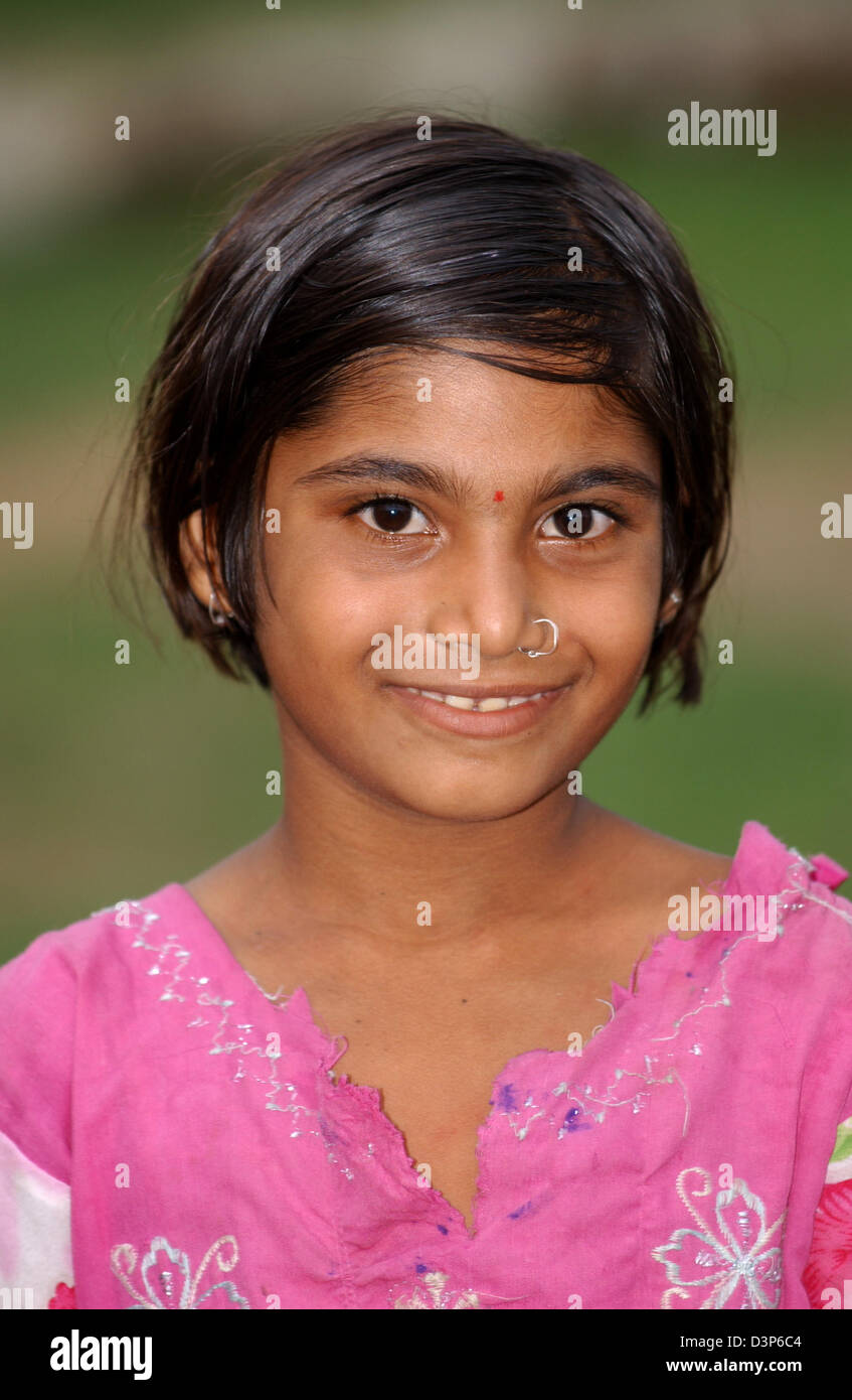(Dpa-Datei) - das Bild zeigt ein junges Mädchen in einem abgelegenen Dorf in der Nähe von Chandrapur, Indien, 2. Juli 2006. Foto: Wolfgang Langenstrassen Stockfoto