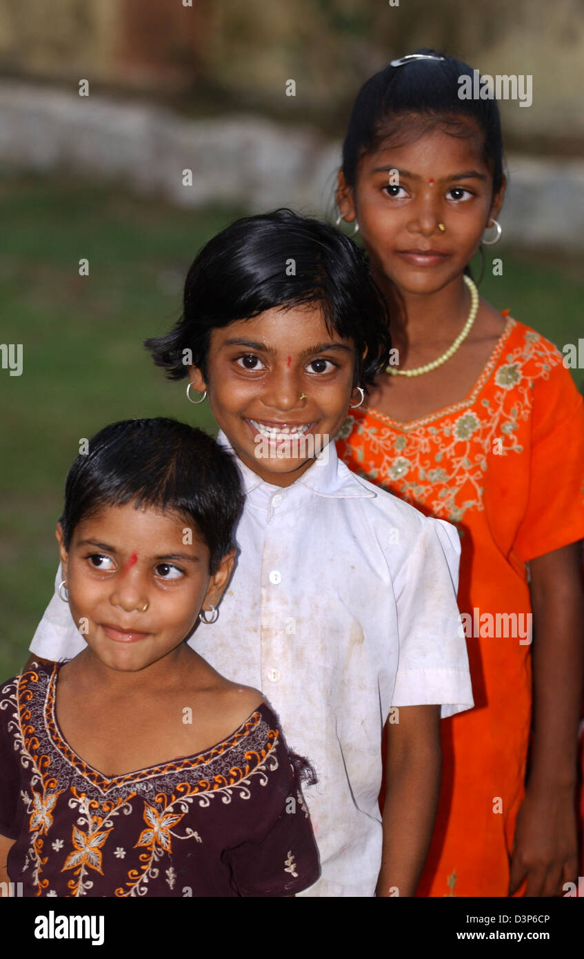 (Dpa-Datei) - das Bild zeigt drei junge Mädchen in einem abgelegenen Dorf in der Nähe von Chandrapur, Indien, 2. Juli 2006. Foto: Wolfgang Langenstrassen Stockfoto