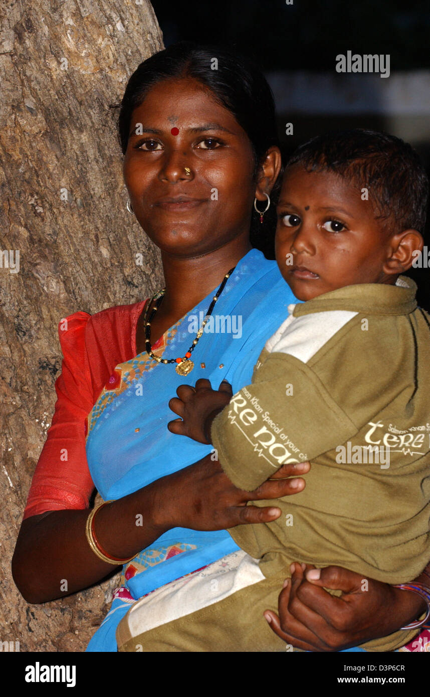 (Dpa-Datei) - das Bild zeigt eine junge Mutter mit ihrem Sohn im Arm in einem abgelegenen Dorf in der Nähe von Chandrapur, Indien, 2. Juli 2006. Foto: Wolfgang Langenstrassen Stockfoto