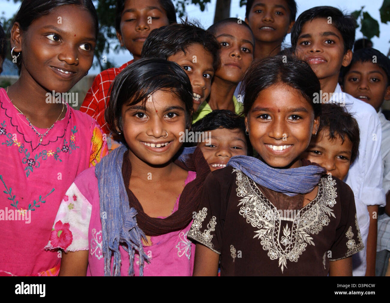(Dpa-Datei) - eine Gruppe von jungen und Mädchenkinder Lächeln in die Kamera in einem abgelegenen Dorf in der Nähe von Chandrapur, Indien, 2. Juli 2006. Foto: Wolfgang Langenstrassen Stockfoto