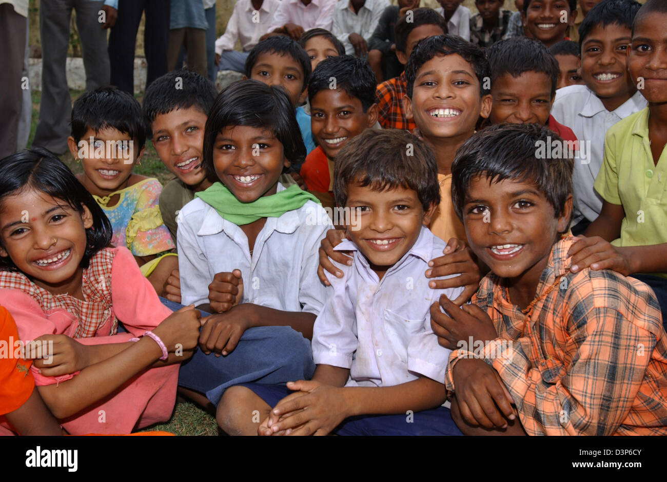 (Dpa-Datei) - eine Gruppe von jungen und Mädchen lächelt in die Kamera in einem abgelegenen Dorf in der Nähe von Chandrapur, Indien, 2. Juli 2006. Foto: Wolfgang Langenstrassen Stockfoto
