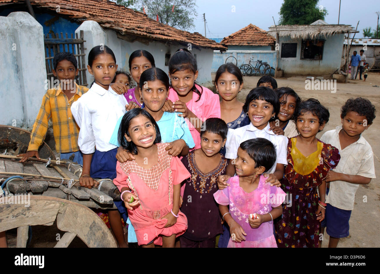 (Dpa-Datei) - eine Gruppe von jungen und Mädchen lächelt in die Kamera in einem abgelegenen Dorf in der Nähe von Chandrapur, Indien, 2. Juli 2006. Foto: Wolfgang Langenstrassen Stockfoto