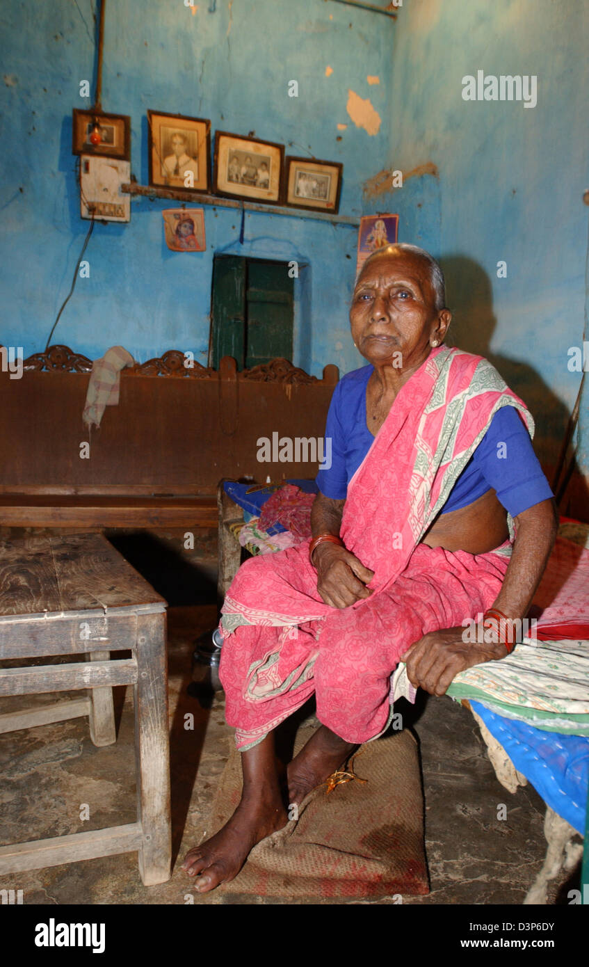 (Dpa-Datei) - sitzt eine blinde Frau auf einer Bank in ihrem bescheidenen Haus in einem abgelegenen Dorf Chandrapur in Indien, 2. Juli 2006. Foto: Wolfgang Langenstrassen Stockfoto