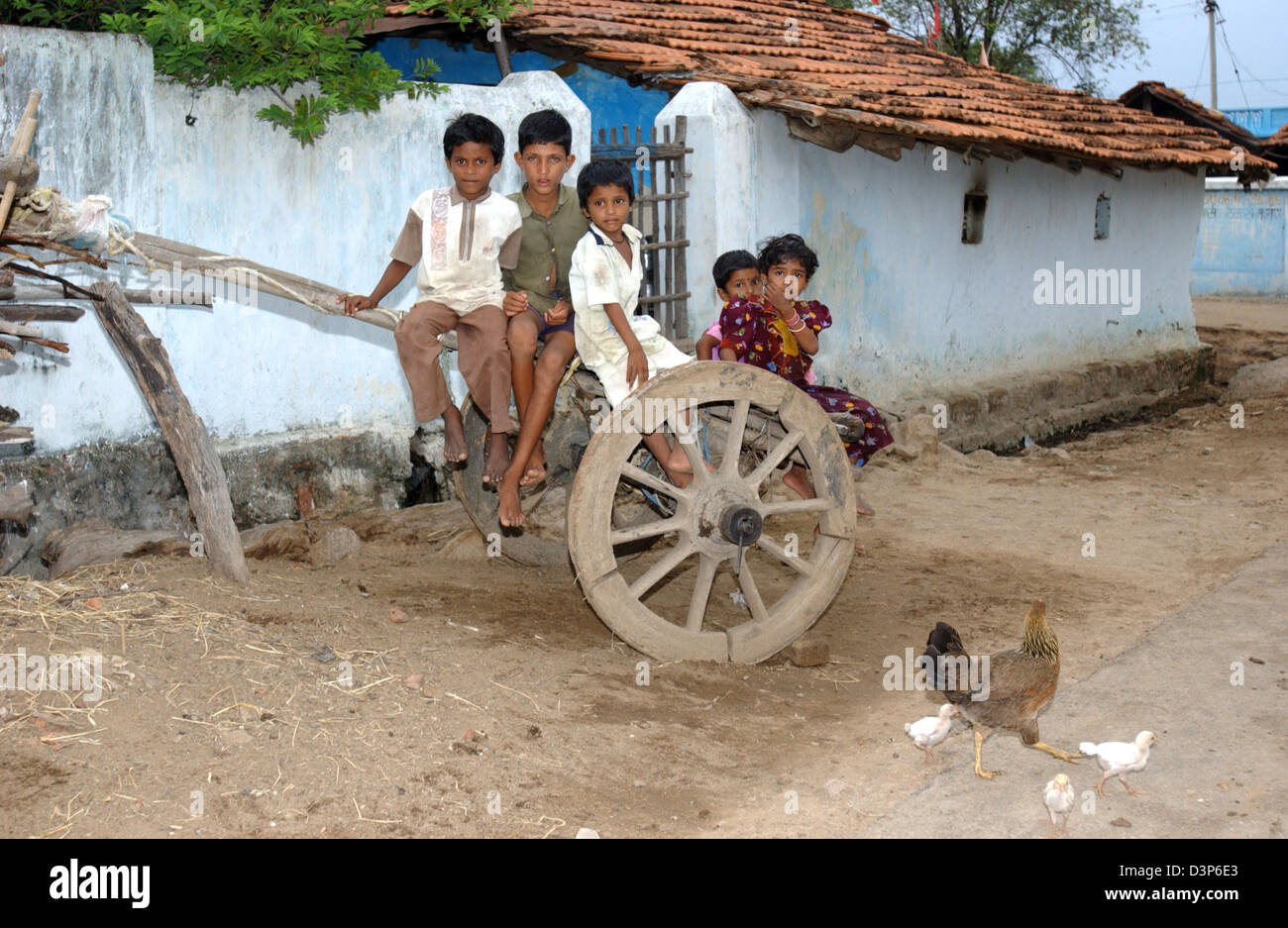 (Dpa-Datei) - sitzt eine Gruppe von Kindern auf eine hölzerne Ochsenkarren in einem abgelegenen Dorf Chandrapur in Indien, 2. Juli 2006. Foto: Wolfgang Langenstrassen Stockfoto