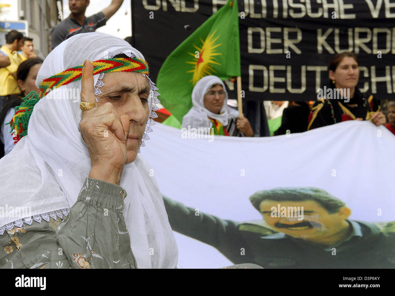 Ca. 100 Kurden Protest an der Kriminalisierung und politische Verfolgung von Kurden in Deutschland in Saarbrücken, 19. August 2006. Die verlangten die Freilassung von kurdischen Politiker und Journalisten Muzaffer Ayata, Nedim sieben und Riza Erdogan sowie die Freigabe der ehemaligen Kurdistan Workers' Party (PKK) Abdullah Oecalan Kopf. Der eingetragene Verein kurdische Gemeinschaft im Saarland, Mem Stockfoto