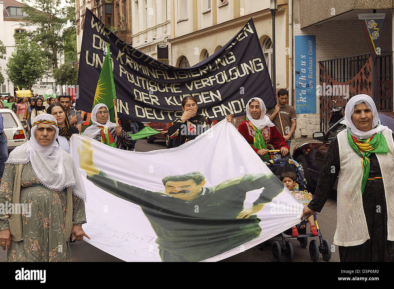 Ca. 100 Kurden Protest an der Kriminalisierung und politische Verfolgung von Kurden in Deutschland in Saarbrücken, 19. August 2006. Die verlangten die Freilassung von kurdischen Politiker und Journalisten Muzaffer Ayata, Nedim sieben und Riza Erdogan sowie die Freigabe der ehemaligen Kurdistan Workers' Party (PKK) Abdullah Oecalan Kopf. Der eingetragene Verein kurdische Gemeinschaft im Saarland, Mem Stockfoto