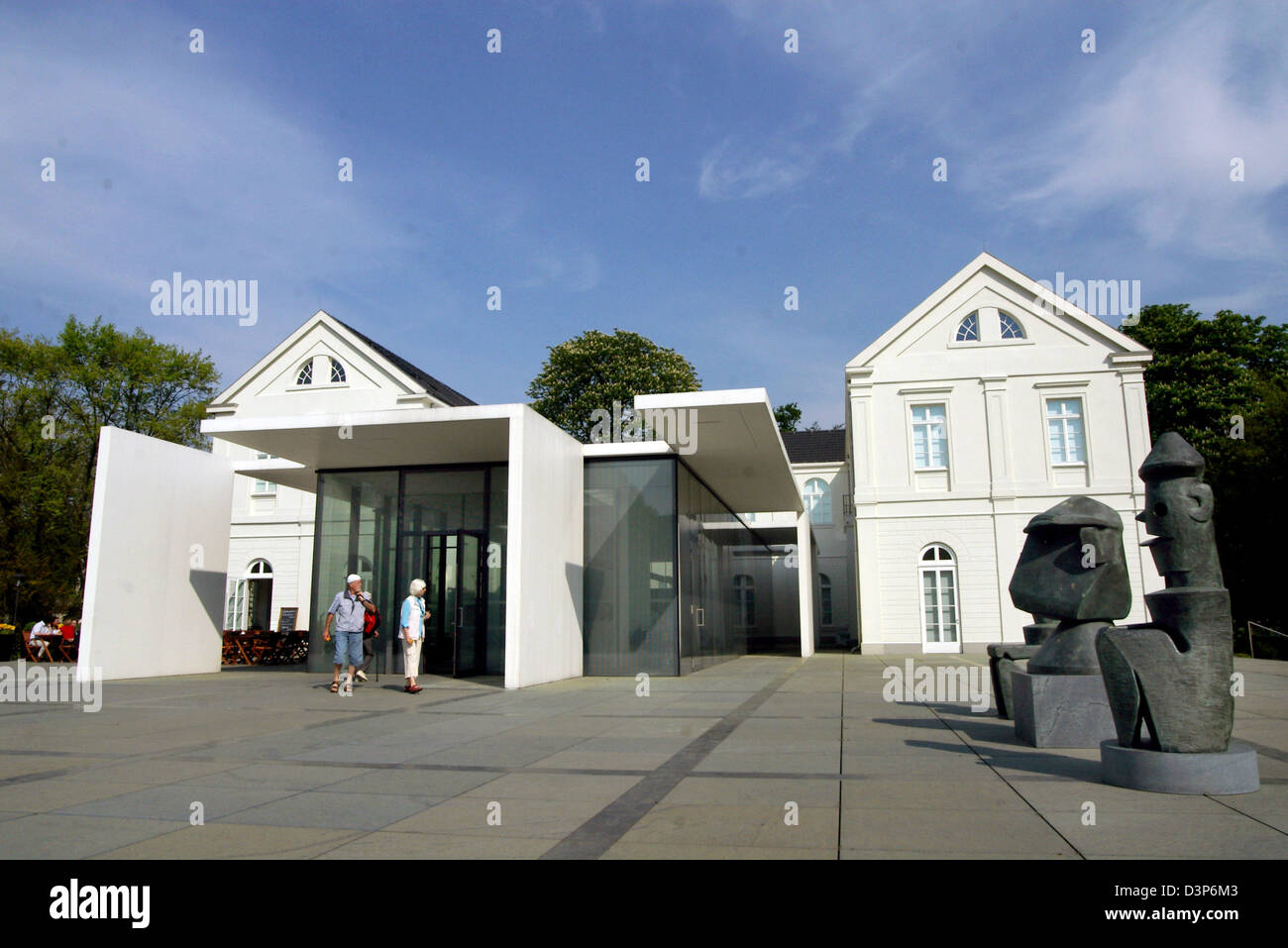 Das Bild aus dem Jahr 2006 zeigt zwei Besucher von Max Ernst Museum stehen vor dem Eingang in Brühl, Deutschland. Das neue Museum bietet mit ca. 300 Exponaten einen Überblick über berühmte deutsche Maler, Bildhauer und Grafiker Max Ernst. Ernst, geboren 1891 in Brühl, Deutschland, lebte und arbeitete für eine lange Zeit in Paris, Frankreich vor ihrer Emigration nach New York, USA im Jahre 1942. Er ist Nachteile Stockfoto