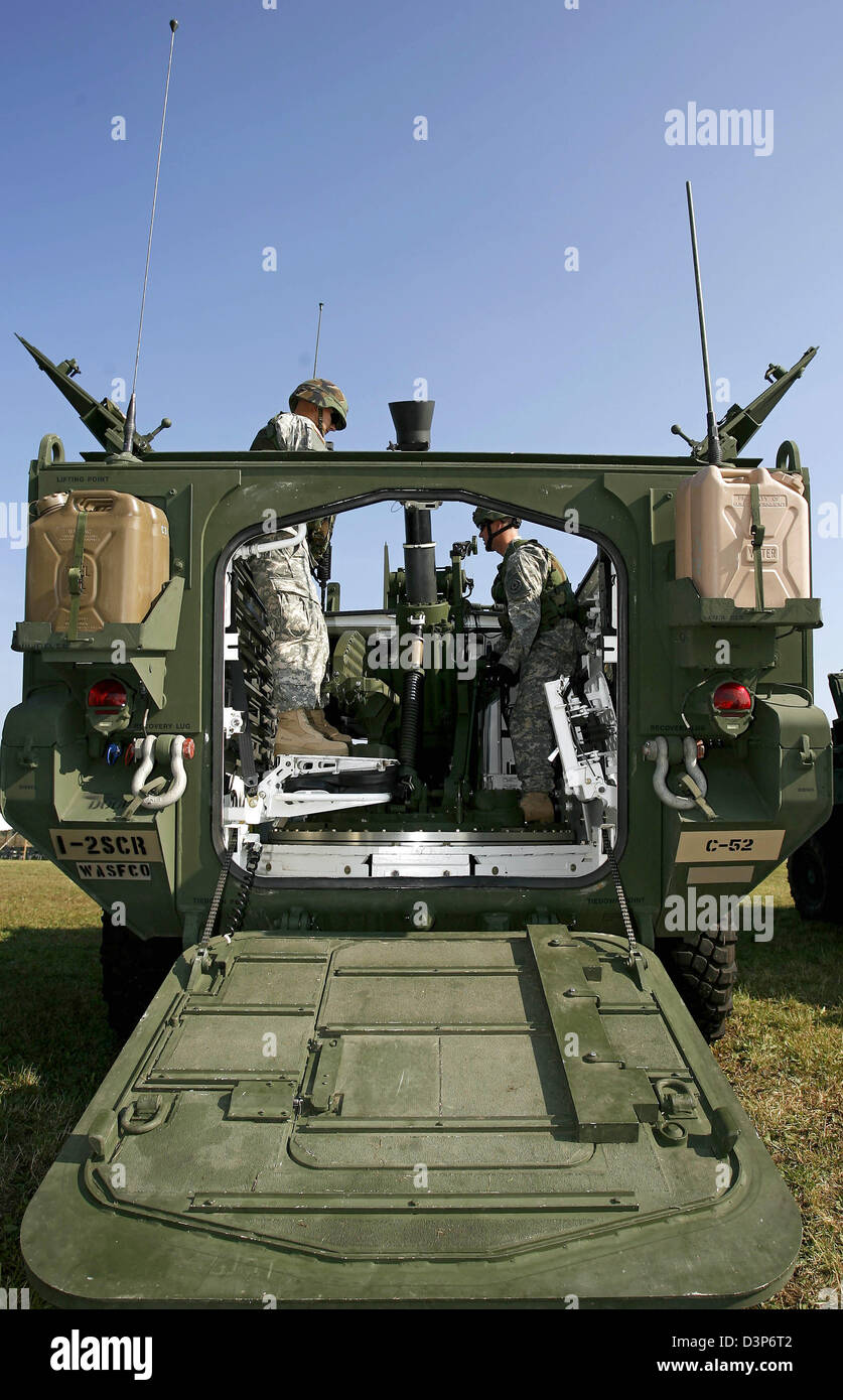 Blick in eine "Stryker" Mörtel Träger (MC) auf dem Gelände der US-Armee in Vilseck, Deutschland, 15. September 2006 abgebildet. 4.000 Soldaten der US Army "2nd Stryker Cavalry Regiment" werden seit September 2006 in Vilseck eingesetzt. He-Brigade ist einer von fünf in der Welt mit der moderne und neuartige "Stryker" gepanzerten Fahrzeugen ausgestattet. Foto: Daniel Karmann Stockfoto