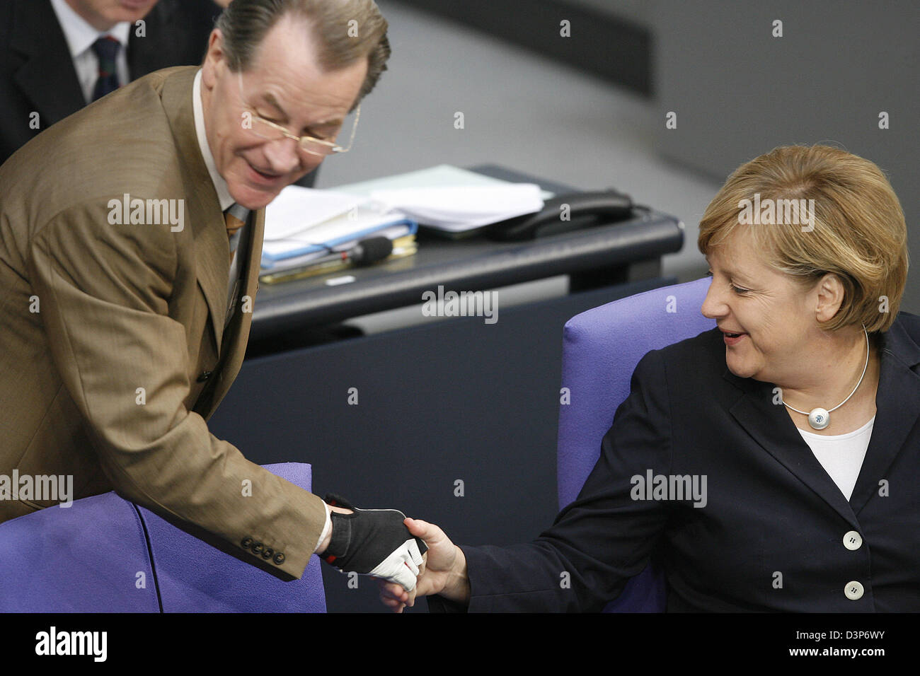 German chancellor Angela Merkel (R) und Minister für Arbeit und soziale Angelegenheiten Franz Muentefering schütteln Hände während der Parlamentsdebatte über den geplanten militärischen Einsatz im Libanon im Deutschen Bundestag in Berlin, Deutschland, Mittwoch, 20. September 2006. Deutschlands das Parlament stimmt Mittwoch Kriegsschiffe zu einer UN-Truppe für den Libanon in den ersten militärischen Einsatz beitragen Stockfoto