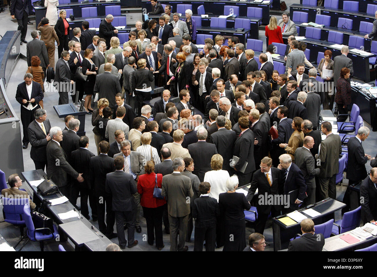 Die deutschen Parlamentarier sind abgebildet, bei der Abstimmung über den geplanten deutschen militärischen Einsatz im Libanon im Deutschen Bundestag in Berlin, Deutschland, Mittwoch, 20. September 2006. Deutschlands Parlament vereinbart Mittwoch Kriegsschiffe zu einer UN-Truppe für den Libanon in den ersten militärischen Einsatz von Deutschland im Nahen Osten seit dem zweiten Weltkrieg einen Beitrag leisten. Die Mission wird ein Na sehen. Stockfoto